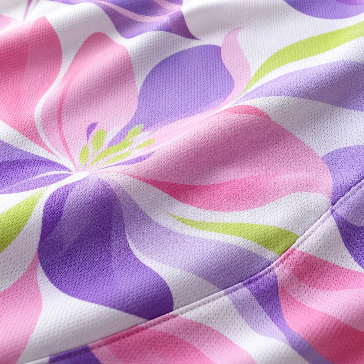 ภาพจำลอง Sublimation ลายสีชมพูและม่วงเต็มผ้าโพลีเอสเตอร์ เห็นเนื้อผ้าและแนวตะเข็บ